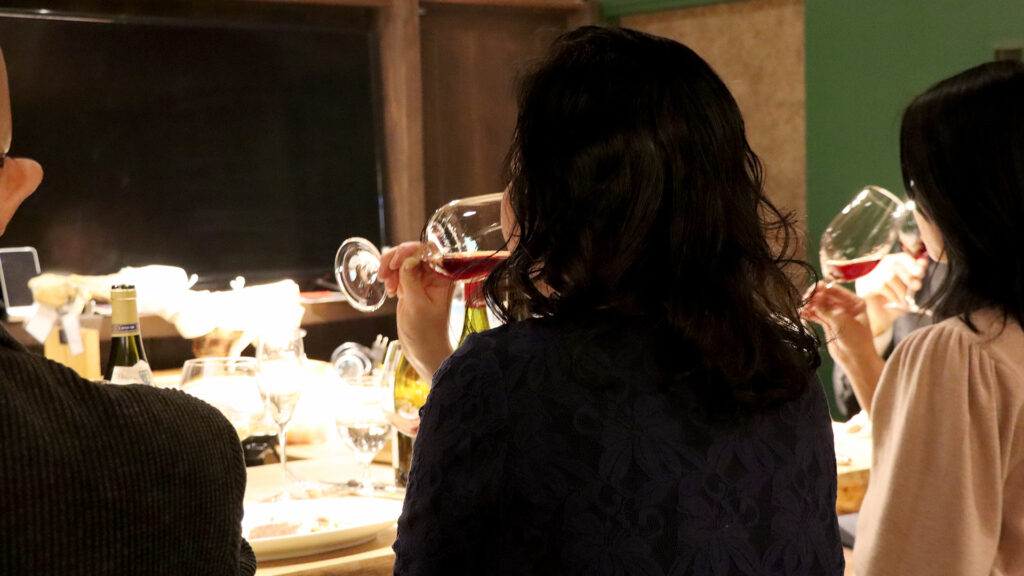 ワインバー・クリマでワインを飲む女性たち